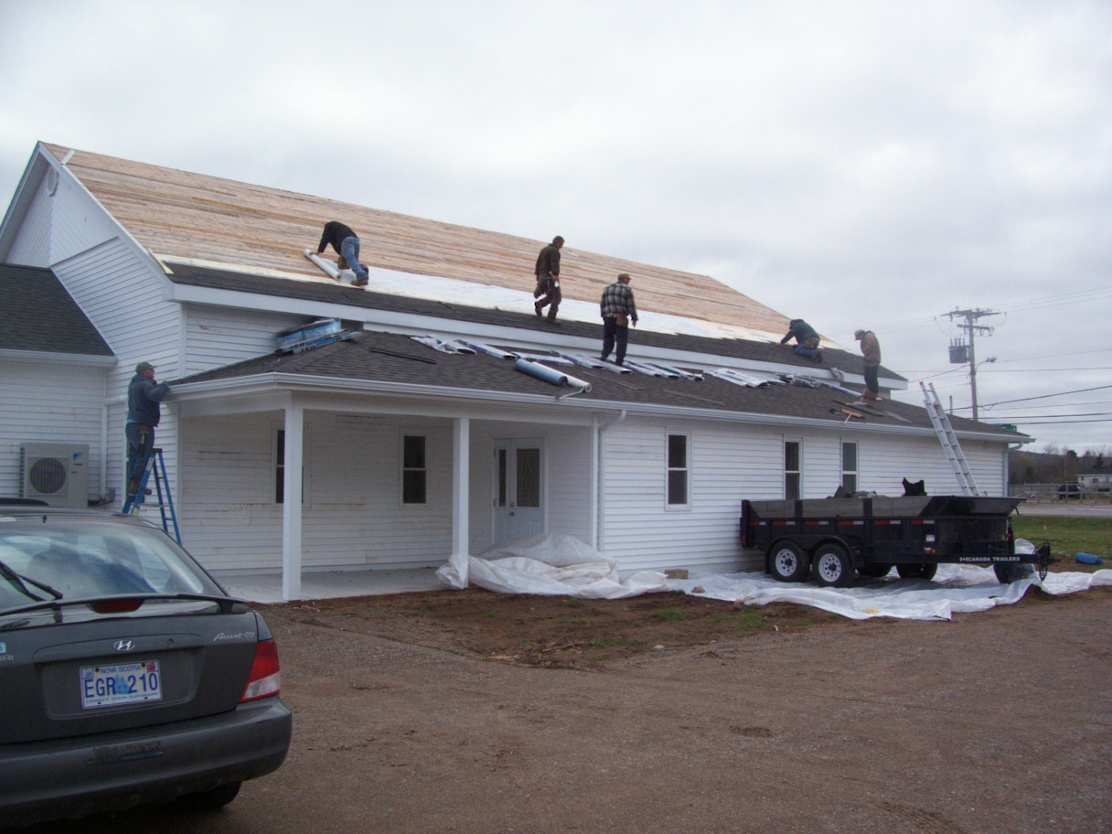 Shingeling the north side of the roof.